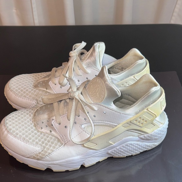Nike Air Huarache Triple White Sneakers All White Low Top Running Shoes Size 9.5 - Picture 3 of 9